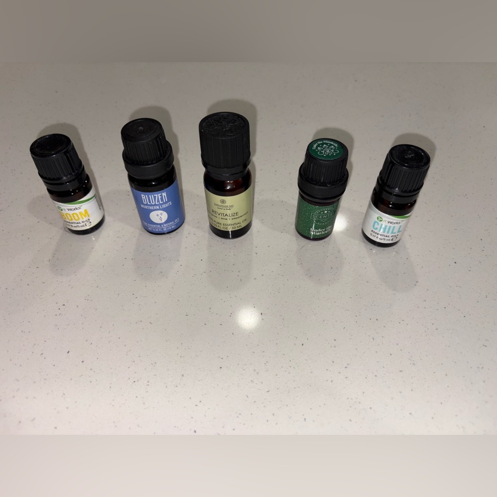 Set 5 Scentsy it works Chesapeake bay essential Oils under the mistletoe